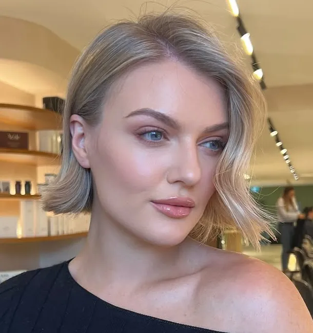 Short Blonde Upturned Flipped Bob