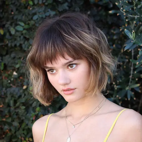 Short Wavy Bob with Bangs and Highlights Jaw-Length Bob Crop with Razored Bangs