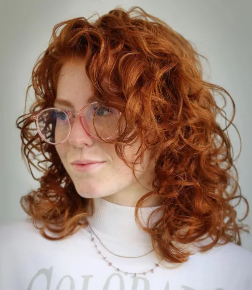 Alluring Copper Curls for Mid-Length Hair Sparkling Ginger Curls with Side Bangs