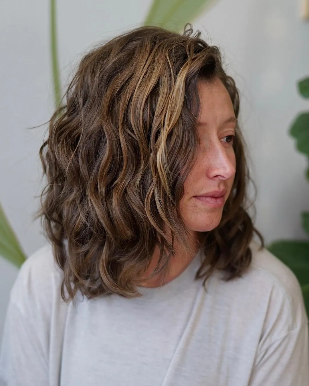 Shoulder Length Brown Wavy Hair with Subtle Highlights