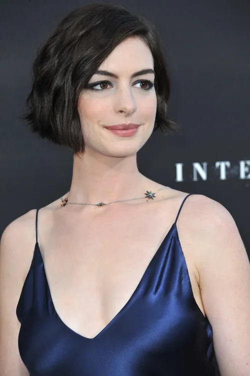 wavy bob hairstyle for oblong face