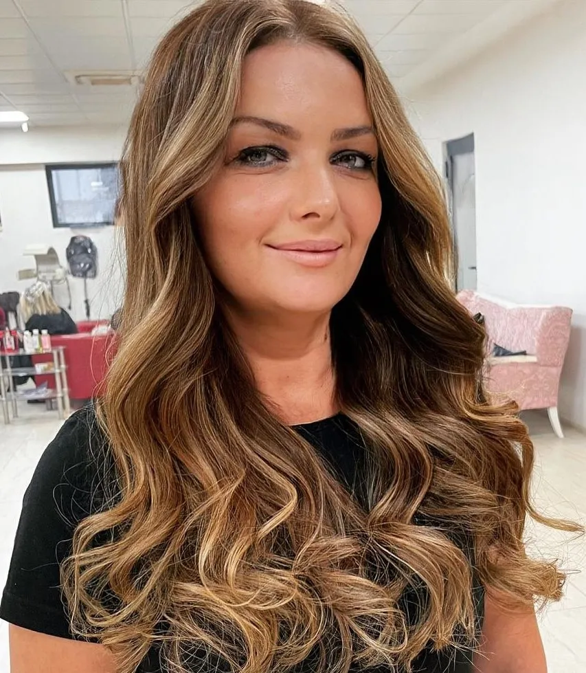Long Wavy Locks with Lived-In Highlights Dimensional Long Wavy Locks