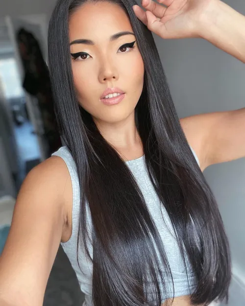 12 Different Hair Types: Identifying and Styling Yours 3 Woman with 1A Type of Hair