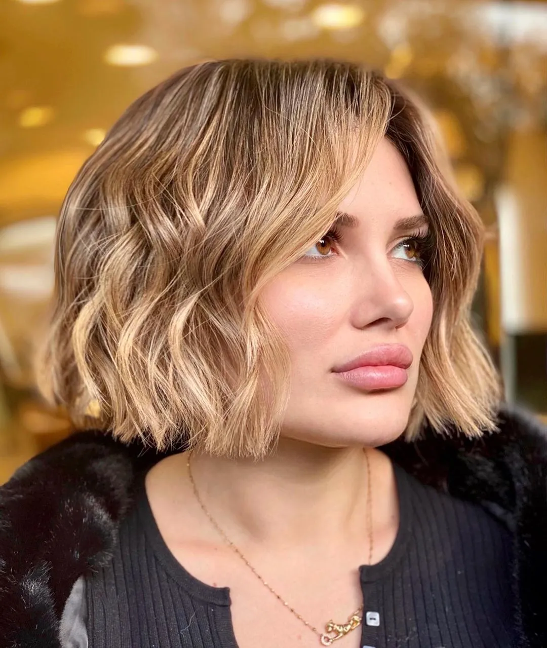 Wavy Bob with Blunt Baseline Blunt Wavy Bob to Enhance Square Face
