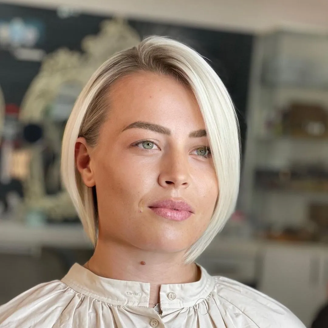 Sleek Chin-Length Bob Streamlined Blonde Bob with Side Part