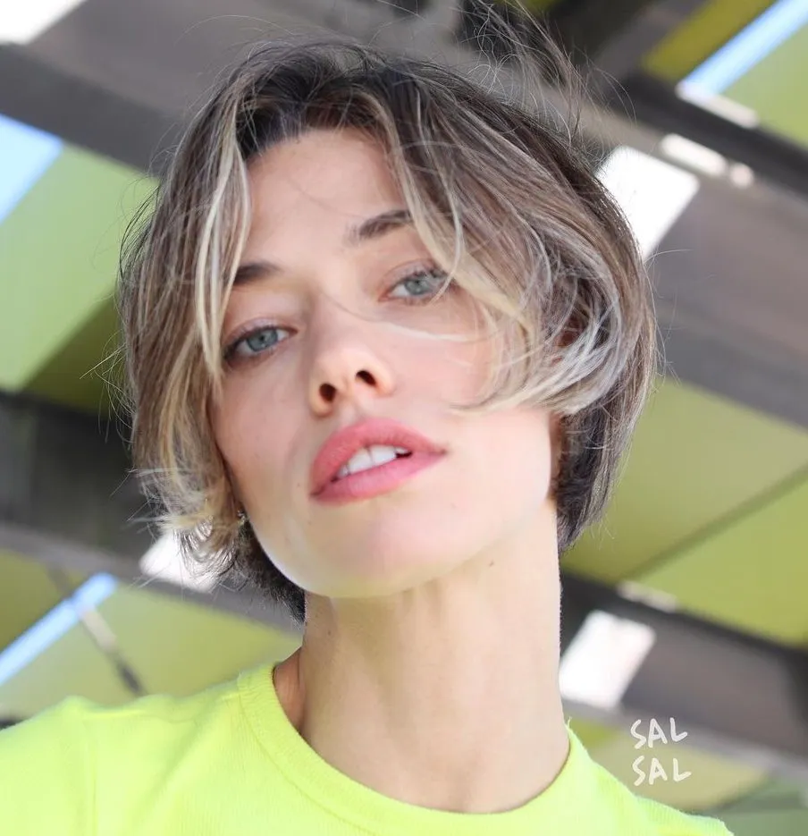 Short Bob with Highlights Short Bob with Face Framing Highlights