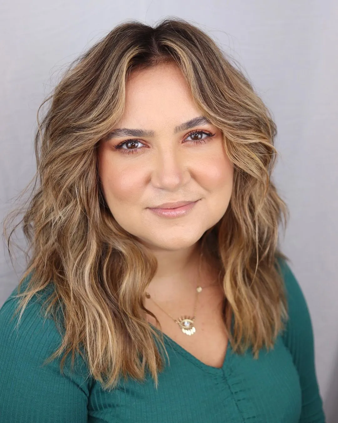 Medium-Length Waves with Gold Highlights Highlighted Medium Length Waves